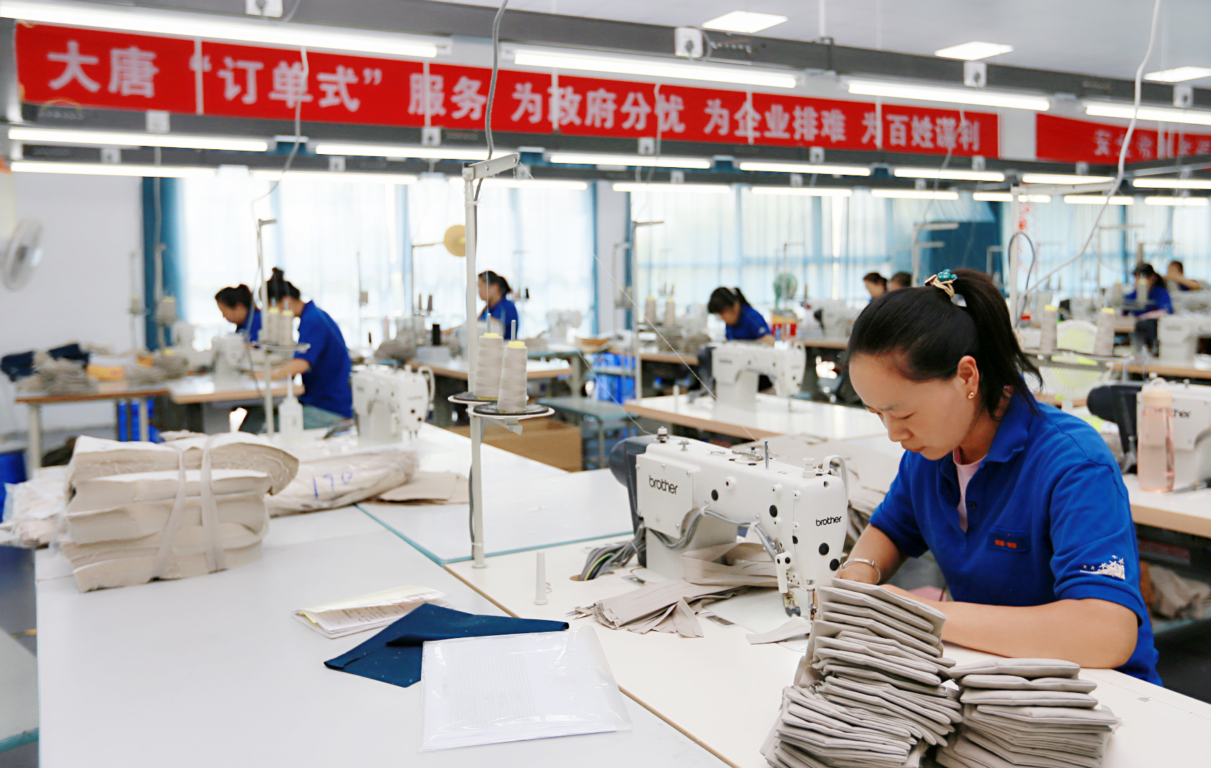 4.中國大唐引進(jìn)“訂單式”扶貧企業(yè).，讓異地搬遷群眾實(shí)現(xiàn)家門口就業(yè).jpg