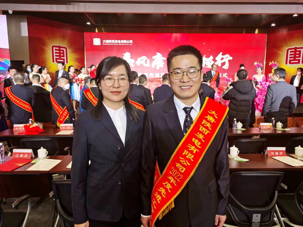 4.韓城第二發(fā)電公司楚樂、李玉珍夫婦在獲獎現(xiàn)場（曹軍科攝）.jpg