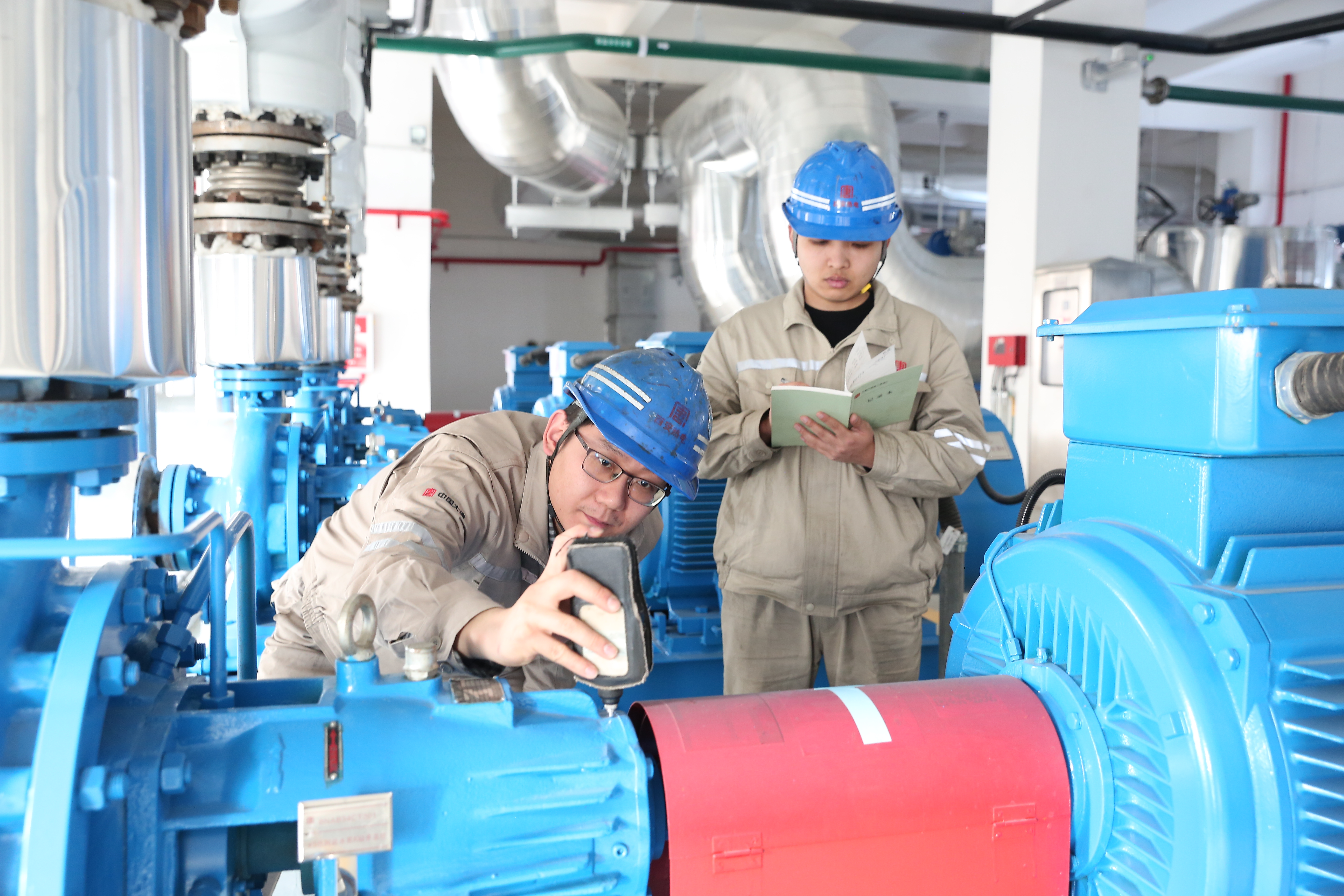 7.西安熱電廠供熱首站設備檢查.jpg