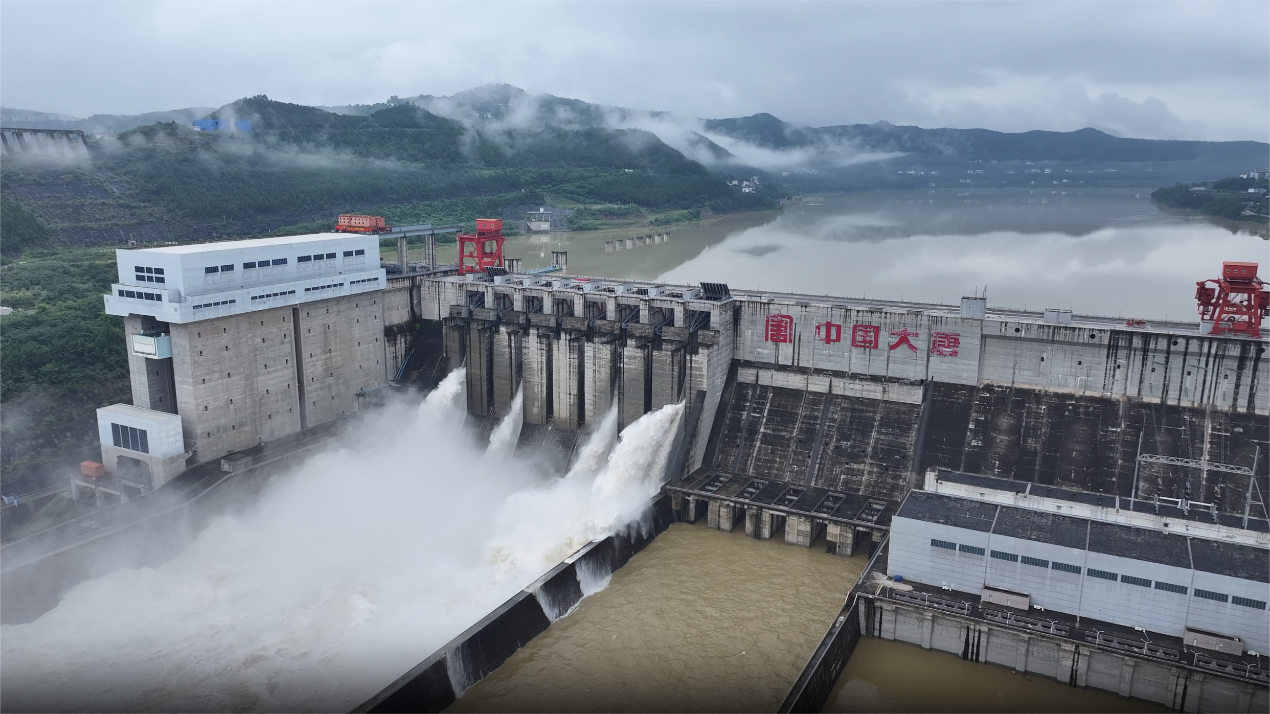 2024年7月，大唐亭子口水利樞紐泄洪場景。袁玉嬌攝 (2).png