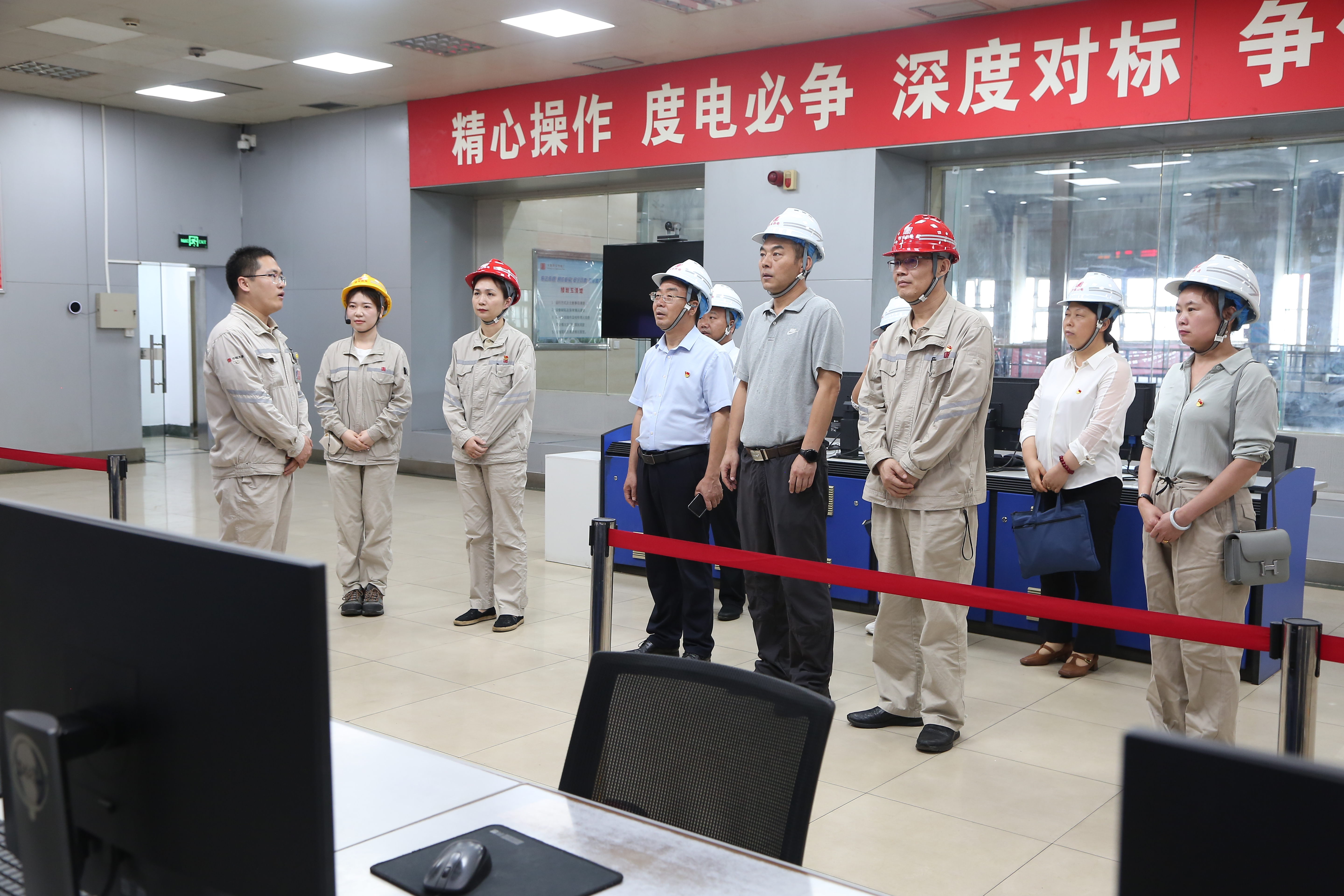 1.邀請結(jié)對單位參觀我西安熱電廠集控室.jpg